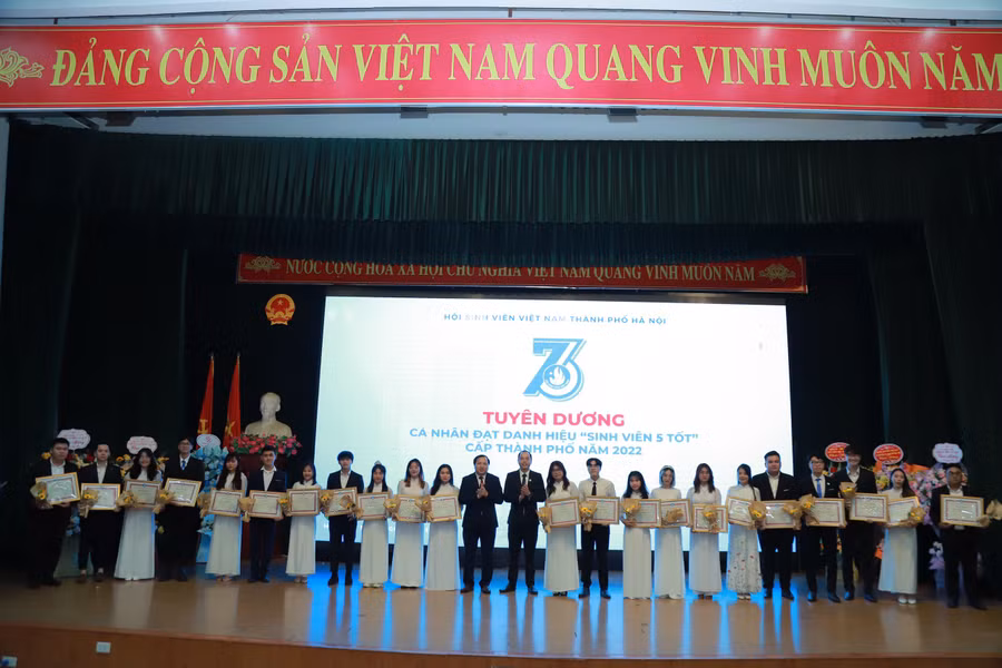 Những 'Sinh viên 5 tốt' cấp Thành phố nhận giải thưởng tại chương trình.