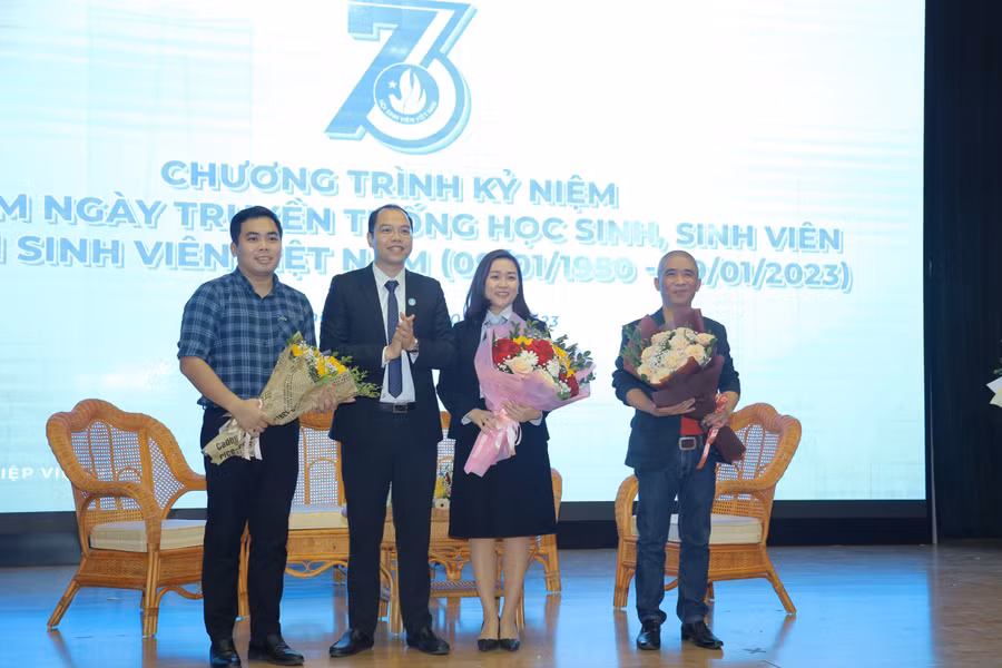 Anh Nguyễn Tiến Hưng – Phó Bí thư Thành Đoàn, Chủ tịch Hội Sinh viên TP. Hà Nội tặng hoa khách mời tham gia giao lưu tại chương trình.