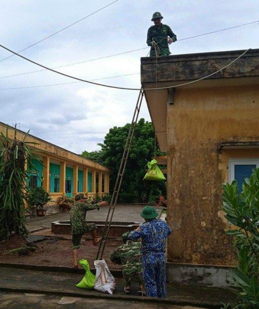 Lực lượng trên đảo Cồn Cỏ chằng chống nhà cửa, công trình (Ảnh: V.C). Lực lượng trên đảo Cồn Cỏ chằng chống nhà cửa, công trình (Ảnh: V.C).