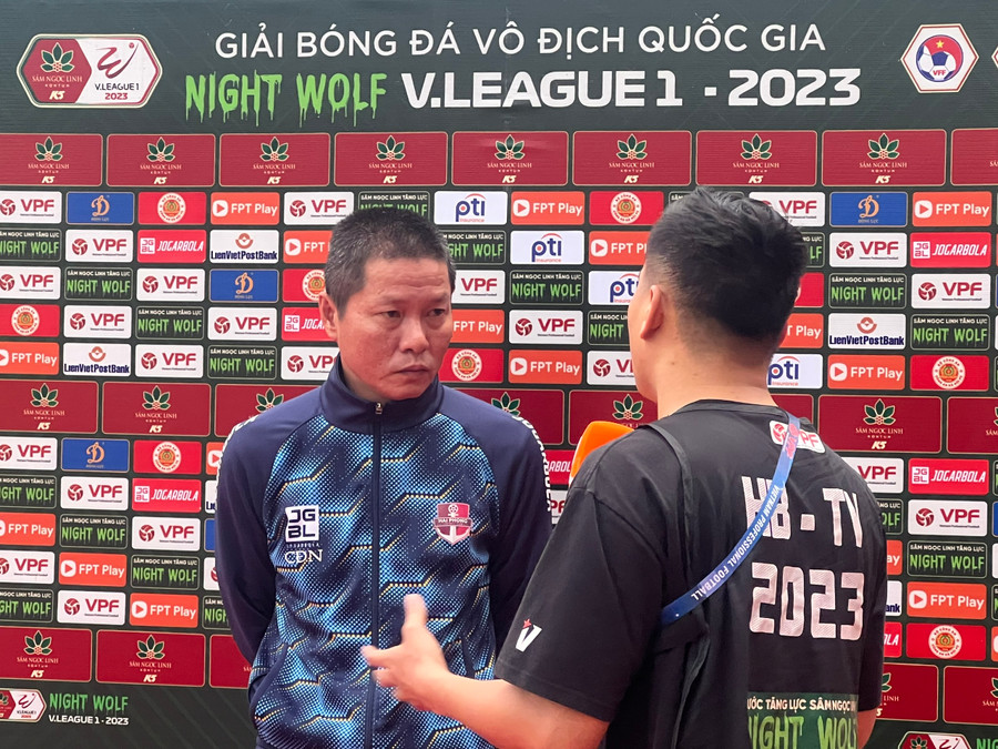 Khu vực mixed zone tại V.League. Khu vực mixed zone tại V.League.