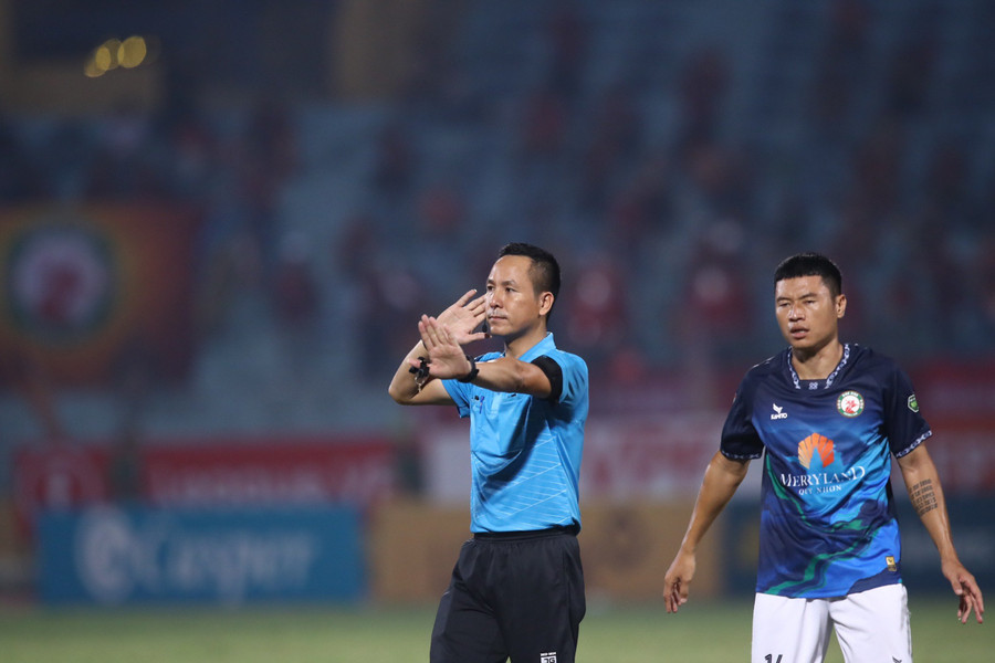 Trận đấu giữa CLB Quy Nhơn Bình Định và CLB Becamex Bình Dương. Trận đấu giữa CLB Quy Nhơn Bình Định và CLB Becamex Bình Dương.