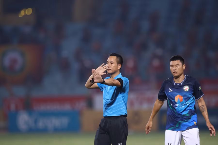 Trận đấu giữa CLB Quy Nhơn Bình Định và CLB Becamex Bình Dương.