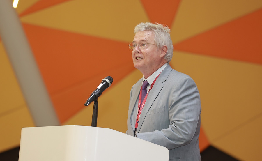 GS Raymond Gordon – Hiệu trưởng Trường ĐH Anh Quốc Việt Nam phát biểu tại buổi lễ.