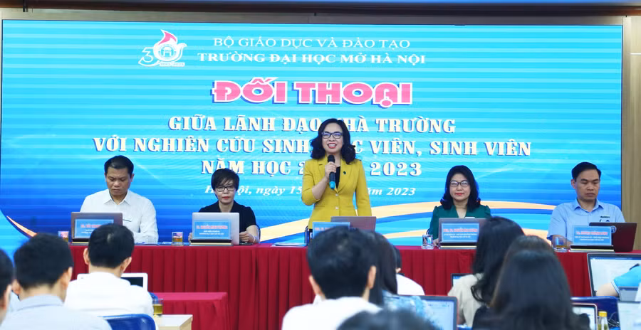 PGS.TS Nguyễn Thị Nhung - Hiệu trưởng cùng các thầy cô lãnh đạo giải đáp thắc mắc cho người học.