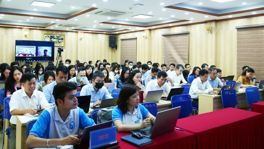 Toàn cảnh buổi đối thoại tại điểm cầu trụ sở Trường ĐH Mở Hà Nội. Toàn cảnh buổi đối thoại tại điểm cầu trụ sở Trường ĐH Mở Hà Nội.
