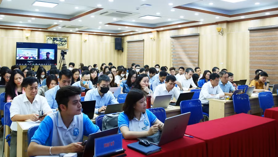 Toàn cảnh buổi đối thoại tại điểm cầu trụ sở Trường ĐH Mở Hà Nội.