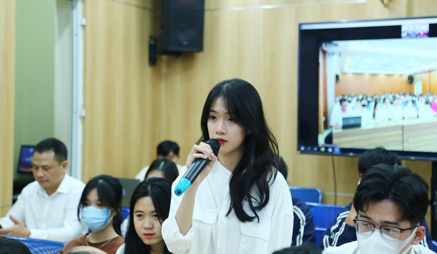 Sinh viên đối thoại trực tiếp, thẳng thắn trước lãnh đạo đạo Trường. Sinh viên đối thoại trực tiếp, thẳng thắn trước lãnh đạo đạo Trường.