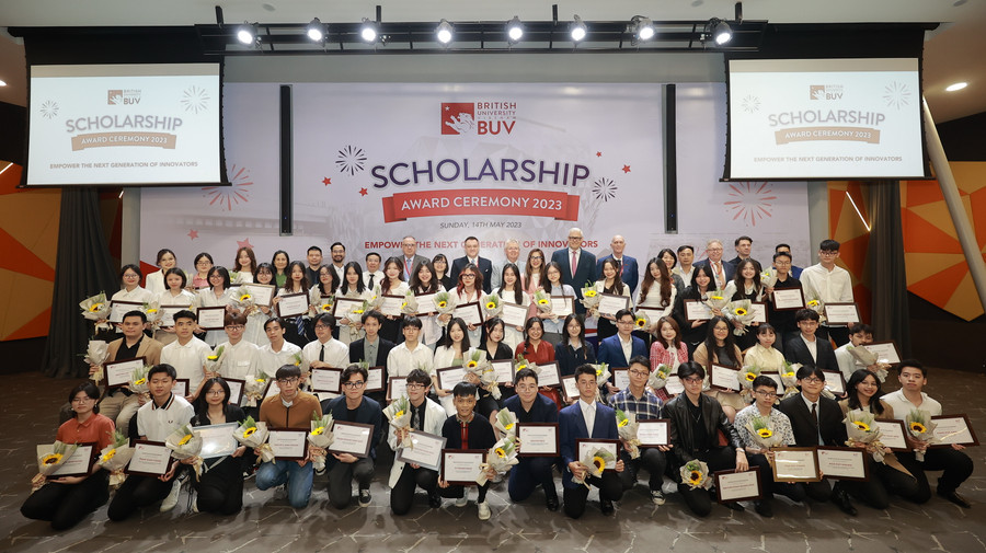 Các học sinh được nhận học bổng chụp ảnh lưu niệm.