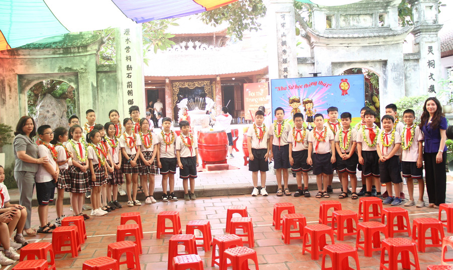 Tại buổi học, nhiều học sinh được vinh danh vì đạt kết quả cao trong cuộc thi &quot;Rung chuông vàng&quot;. (Ảnh: Lê Nghĩa)