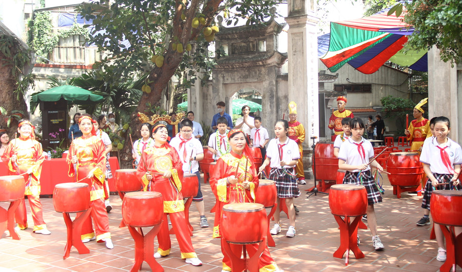 Học sinh được trải nghiệm với màn trống hội. (Ảnh: Lê Nghĩa)