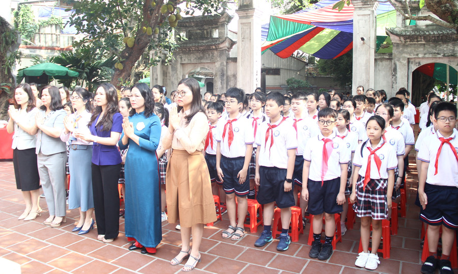 Các đại biểu và thầy - trò Trường tiểu học Đông Thái làm lễ dâng hương tại Đền Đồng Cổ. (Ảnh: Lê Nghĩa)