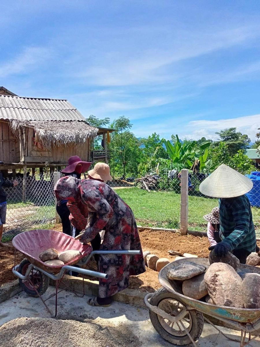 Vận chuyển đá cuội từ dưới suối lên làm bồn hoa tại điểm trường K Ooc. Vận chuyển đá cuội từ dưới suối lên làm bồn hoa tại điểm trường K Ooc.