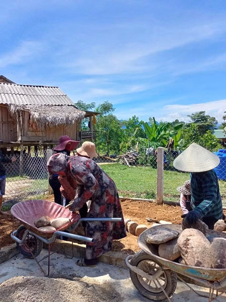 Vận chuyển đá cuội từ dưới suối lên làm bồn hoa tại điểm trường K Ooc.