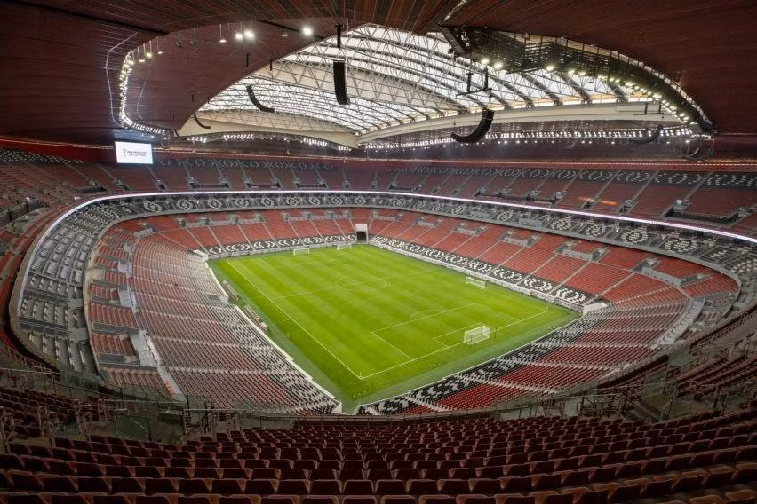 Sân vận động Al Bayt có thiết kế mô phỏng bayt al sha’ar - chiếc lều truyền thống được người dân du mục Qatar sử dụng. Sau mùa World Cup 2022, Al Bayt sẽ giảm quy mô xuống còn 32.000 chỗ ngồi.