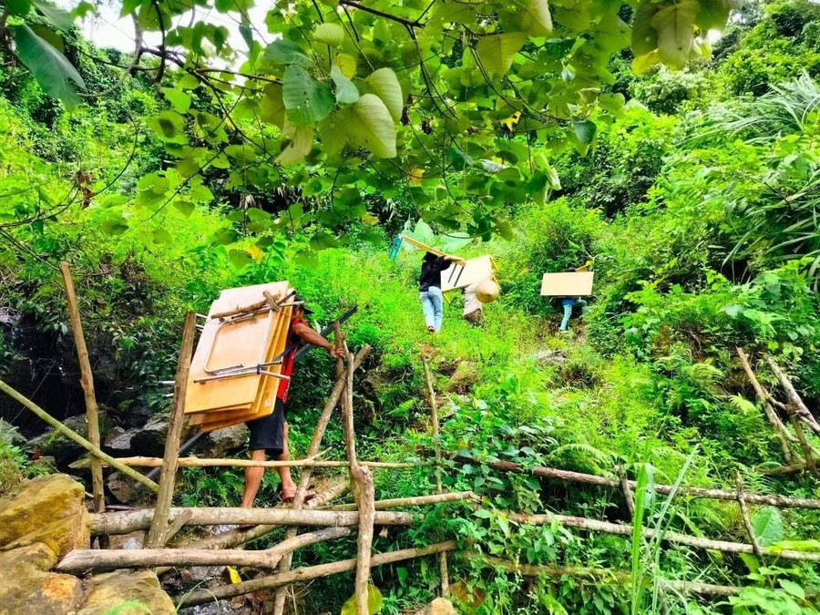 Các cô giáo mầm non khuân vác vật liệu lên điểm trường K Ooc. Các cô giáo mầm non khuân vác vật liệu lên điểm trường K Ooc.