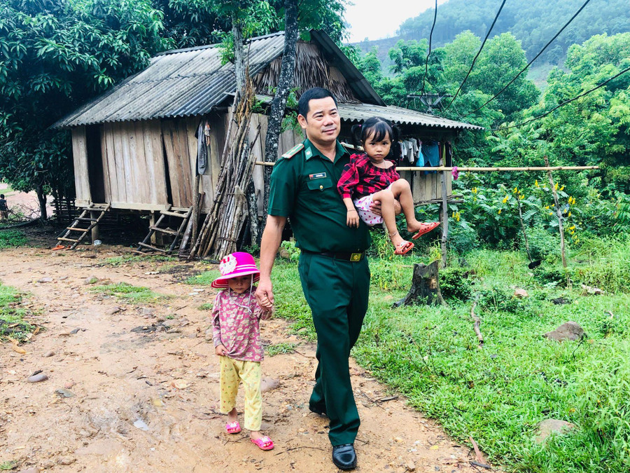 Thiếu tá Lưu Văn Dũng đưa các em nhỏ bản Rôông đến trường. Thiếu tá Lưu Văn Dũng đưa các em nhỏ bản Rôông đến trường.