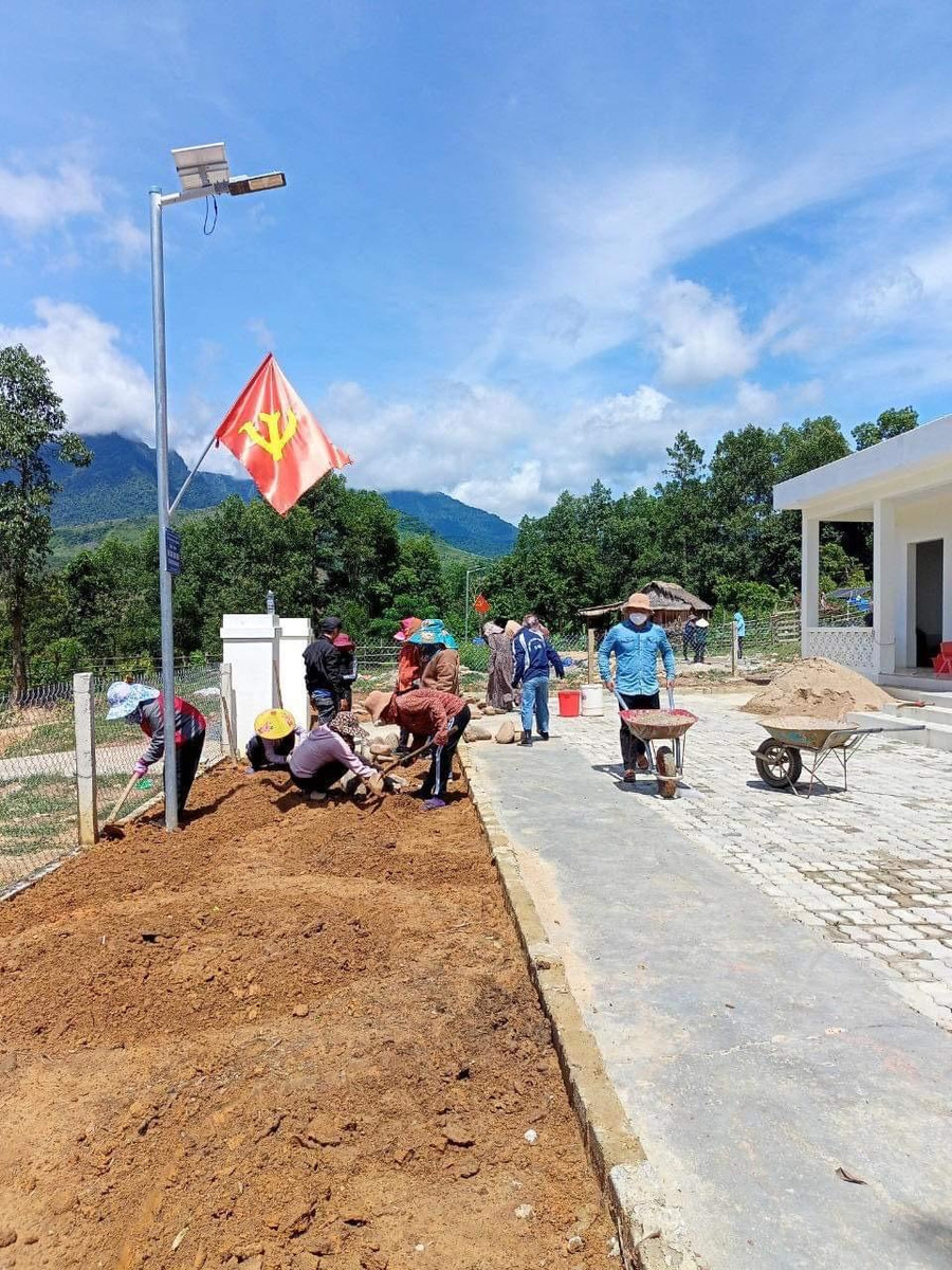 Giáo viên trường mầm non số 2 Trọng Hóa tham gia làm vườn hoa cây cảnh tại các điểm trường. Giáo viên trường mầm non số 2 Trọng Hóa tham gia làm vườn hoa cây cảnh tại các điểm trường.