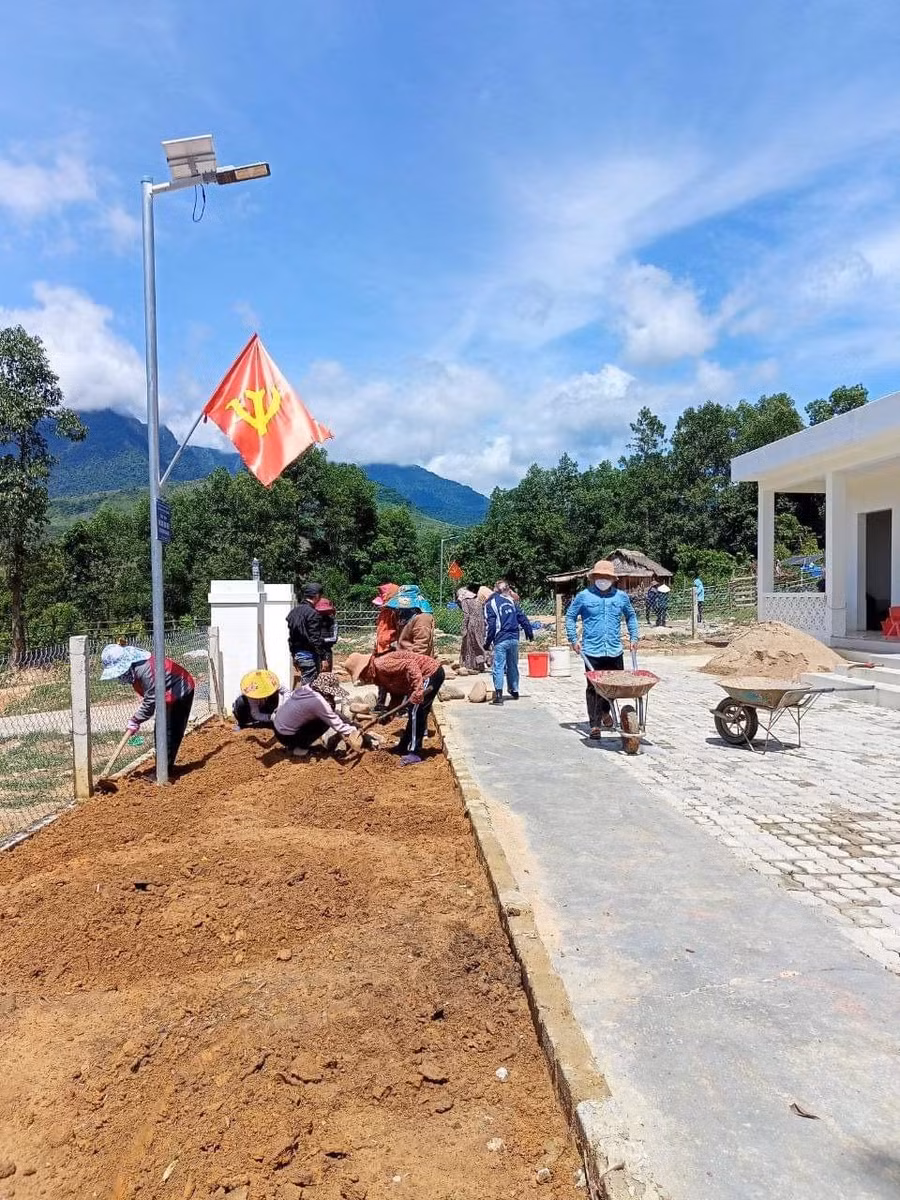 Giáo viên trường mầm non số 2 Trọng Hóa tham gia làm vườn hoa cây cảnh tại các điểm trường.