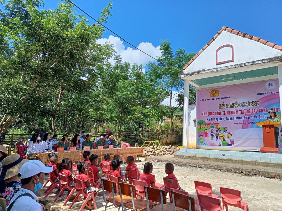 Công an tỉnh Quảng Bình hỗ trợ xây dựng điểm trường mầm non tại bản Sy xã Trọng Hóa. Công an tỉnh Quảng Bình hỗ trợ xây dựng điểm trường mầm non tại bản Sy xã Trọng Hóa.
