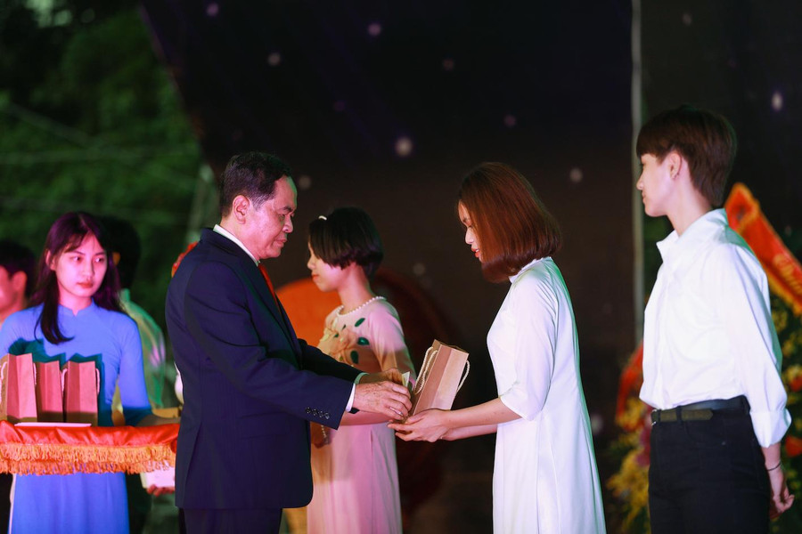 Đại học Quốc gia Hà Nội (ĐHQGHN) đã tổ chức Lễ khai giảng đầu tiên tại Khu đô thị ĐHQGHN Hòa Lạc.
