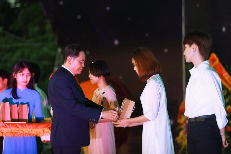 Đại học Quốc gia Hà Nội (ĐHQGHN) đã tổ chức Lễ khai giảng đầu tiên tại Khu đô thị ĐHQGHN Hòa Lạc.