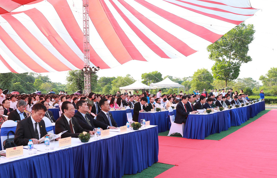 Các quan khách tham dự Lễ khai giảng đầu tiên tại Hòa Lạc của ĐHQGHN. Các quan khách tham dự Lễ khai giảng đầu tiên tại Hòa Lạc của ĐHQGHN.