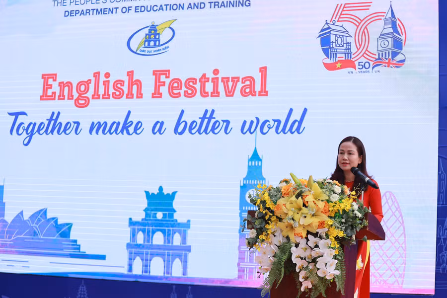 Bà Vương Hương Giang – Trưởng phòng GD&amp;ĐT quận Hoàn Kiếm phát biểu khai mạc Ngày hội.