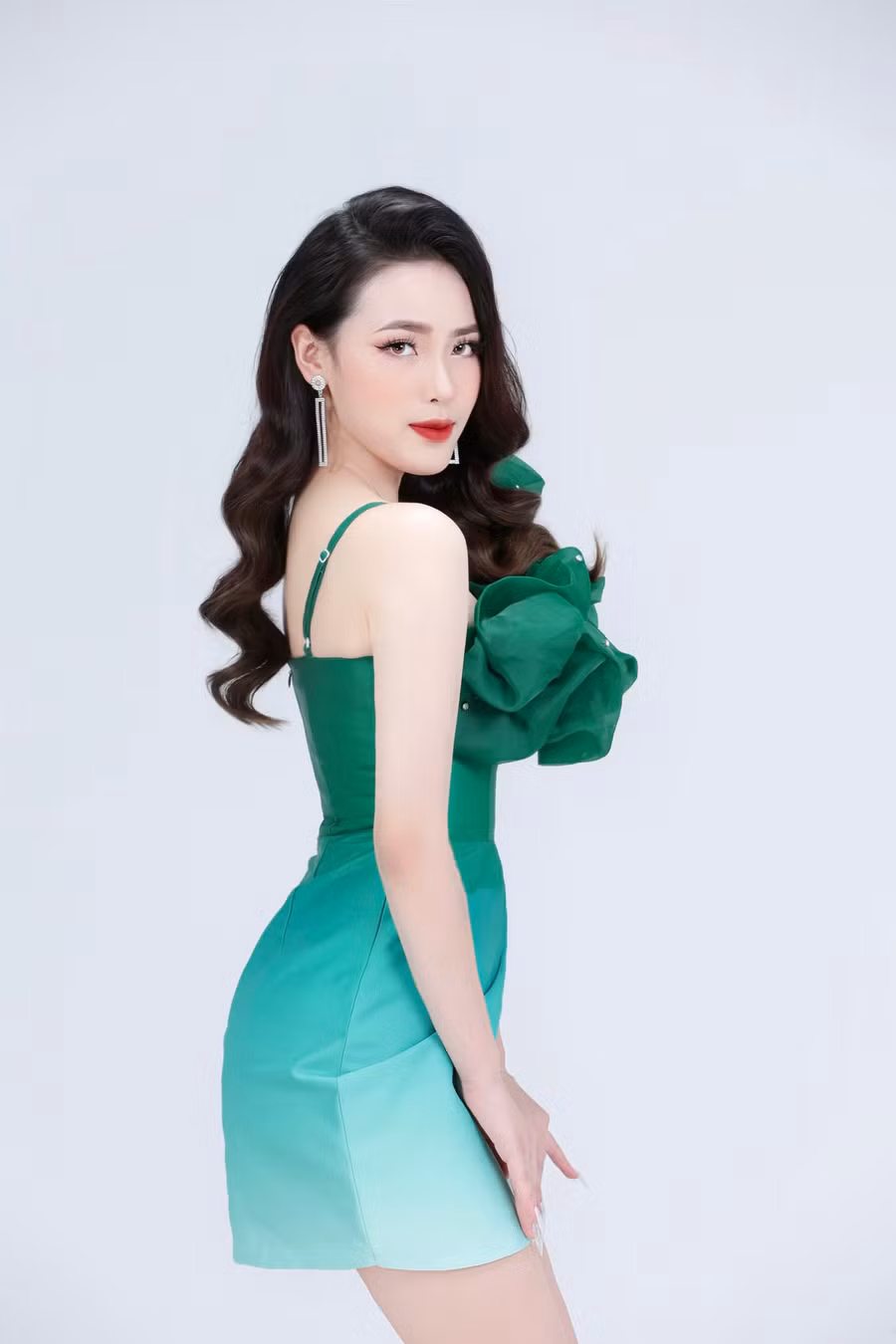 Bên cạnh sắc vóc xinh đẹp, quyến rũ, Lan Anh nhận được nhiều chú ý bởi là gương mặt quen thuộc tại các chương trình, hoạt động ngoại khóa và câu lạc bộ trong trường.