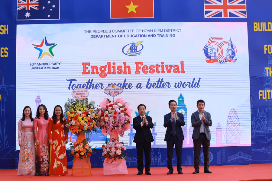 (Từ trái sang) Ông Trần Thế Cương -Giám đốc Sở GD&amp;ĐT TP Hà Nội, ông Vũ Đăng Định, Bí thư Quận uỷ, Chủ tịch HĐND quận Hoàn Kiếm, ông Phạm Tuấn Long - Phó bí thư Quận uỷ, Chủ tịch UBND quận Hoàn Kiếm tặng hoa chúc mừng Ngành GD&amp;ĐT quận.