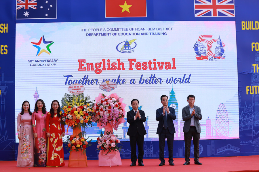 (Từ trái sang) Ông Trần Thế Cương -Giám đốc Sở GD&amp;ĐT TP Hà Nội, ông Vũ Đăng Định, Bí thư Quận uỷ, Chủ tịch HĐND quận Hoàn Kiếm, ông Phạm Tuấn Long - Phó bí thư Quận uỷ, Chủ tịch UBND quận Hoàn Kiếm tặng hoa chúc mừng Ngành GD&amp;ĐT quận.