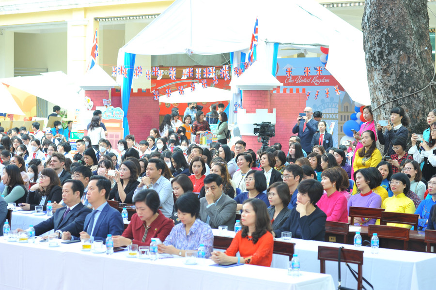 Festival Tiếng Anh thu hút sự quan tâm của đông đảo phụ huynh và học sinh.