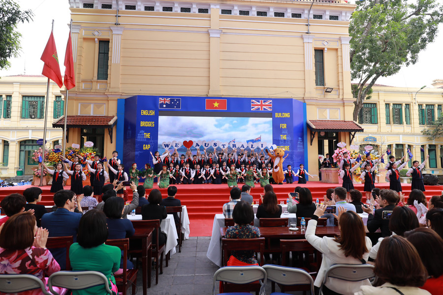 Tại Ngày hội ngôn ngữ Festival Tiếng Anh 2023, học sinh các trường đã thể hiện nhiều màn trình diễn thú vị, đặc sắc qua phần thuyết trình, đố vui, hát tiếng Anh...