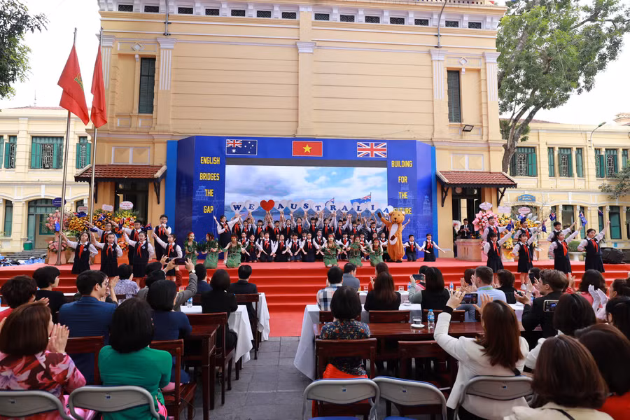 Tại Ngày hội ngôn ngữ Festival Tiếng Anh 2023, học sinh các trường đã thể hiện nhiều màn trình diễn thú vị, đặc sắc qua phần thuyết trình, đố vui, hát tiếng Anh...