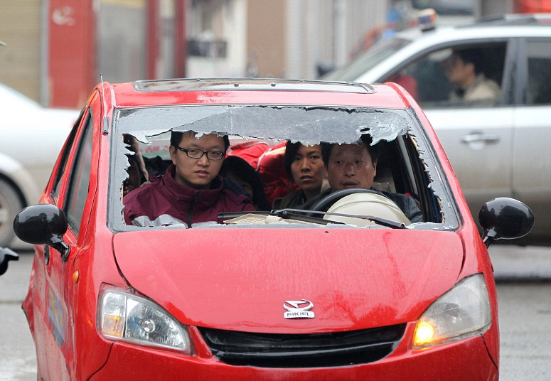 Những hình ảnh ấn tượng trong tuần ảnh 6 A driver and passengers inside a damaged car in Lingguan township of Baoxing county in Yaan, southwest China’s Sichuan province. Tens of thousands of homeless survivors of China’s devastating quake are living in makeshift tents or on the streets, facing shortages of food and supplies as well as an uncertain future.