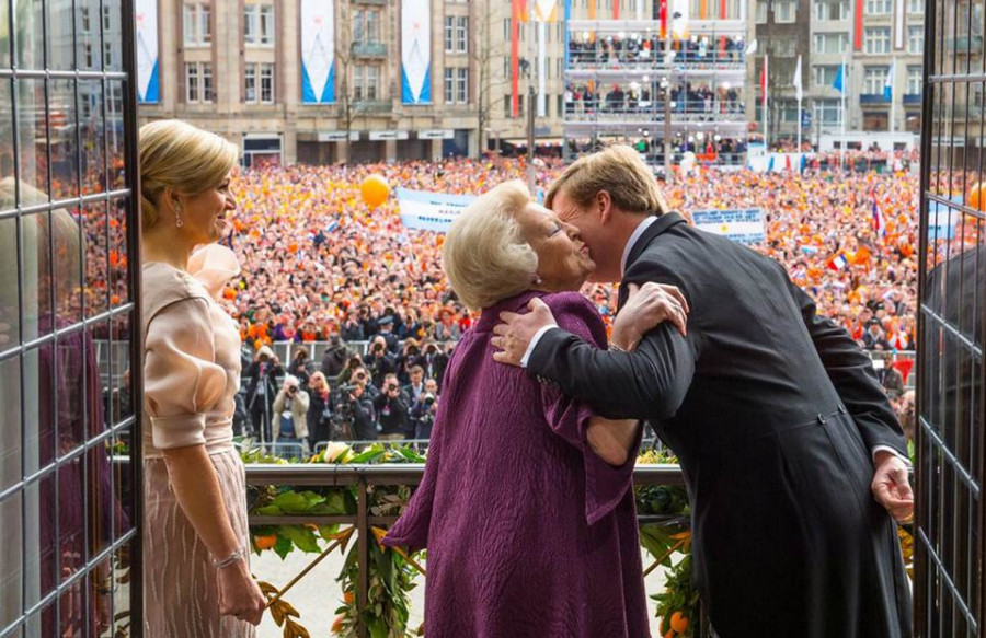 Hà Lan tưng bừng đón chào vị vua đầu tiên kể từ năm 1890 ảnh 2 Goodbye: King Willem-Alexander kisses his mother as the royal trio appear on the balcony of the Royal Palace at the Dam Square Read more: http://www.dailymail.co.uk/news/article-2316988/Queen-Beatrix-Netherlands-abdicates-Thousands-Dutch-turn-monarch-sign-away-throne.html#ixzz2Rwgsbi5O Follow us: @MailOnline on Twitter | DailyMail on Facebook