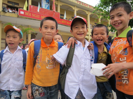 Hưng cùng các bạn khi tan trường