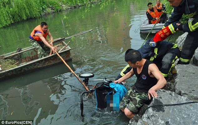 Chụp ảnh bên bờ sông, bé 18 tháng và bố chết đuối