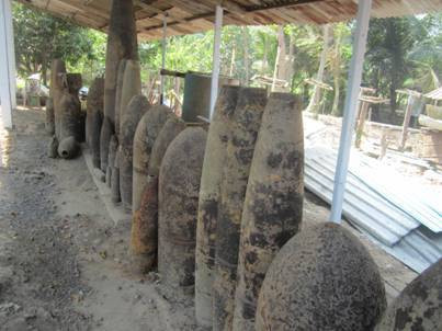 Hàng trăm trái bom to nhỏ khác nhau Hàng trăm trái bom to nhỏ khác nhau