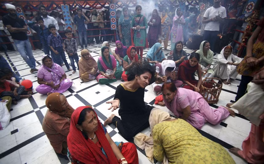 Những hình ảnh ấn tượng trong tuần ảnh 7 A Hindu devotee whirls her head in a trance at the historical Kali Temple during Navratri festival in Jammu, India. Navratri, or the festival of nine nights, is dedicated to the worship of various goddesses