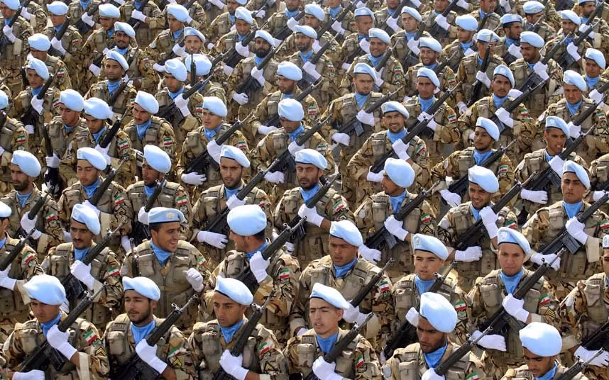 Những hình ảnh ấn tượng trong tuần ảnh 3 Iranian Army soldiers march during a ceremony marking the annual National Army Day in Tehran, Iran