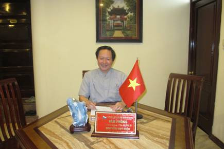 Thượng tướng Nguyễn Huy Hiệu trong phòng làm việc của ông