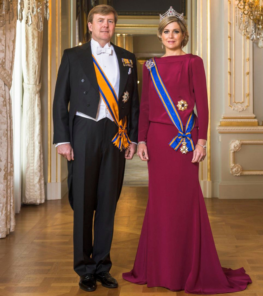 Hà Lan tưng bừng đón chào vị vua đầu tiên kể từ năm 1890 ảnh 4 Ready for duty: Dutch King Willem-Alexander and his wife Queen Maxima are seen in this official portrait Read more: http://www.dailymail.co.uk/news/article-2316988/Queen-Beatrix-Netherlands-abdicates-Thousands-Dutch-turn-monarch-sign-away-throne.html#ixzz2RwhDHhXS Follow us: @MailOnline on Twitter | DailyMail on Facebook