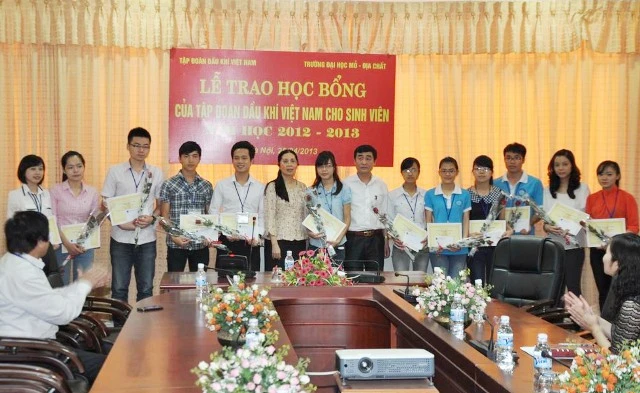 Trao học bổng dầu khí cho 22 sinh viên xuất sắc