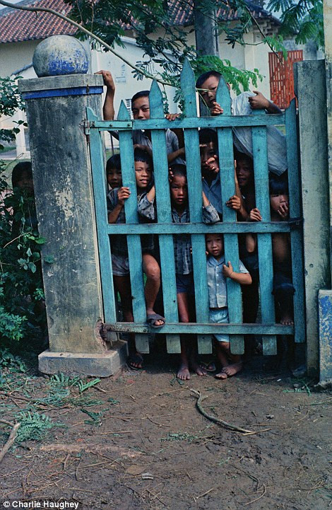 Vietnamese children peer through a gate at the American photographer during his tour which took place from 1968-9 (left) while soldiers look pensive as they are transported in a Chinook over Vietnam (right) Read more: http://www.dailymail.co.uk/news/article-2303845/Never-seen-images-Vietnam-War-eyes-soldier-hid-photographs-decades.html#ixzz2PYYNIRQ5 Follow us: @MailOnline on Twitter | DailyMail on Facebook