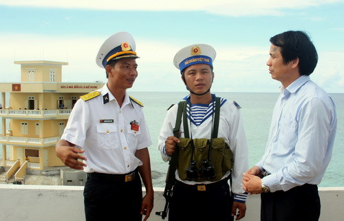 Thứ trưởng Phạm Mạnh Hùng thăm hỏi, động viên cán bộ, chiến sĩ trên đảo Đá Tây. Ảnh: gdtd.vn 3.jpg