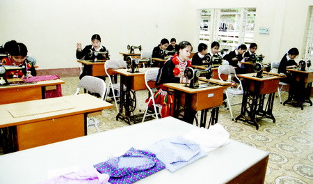 Học sinh phổ thông vùng núi phía Bắc học nghề may