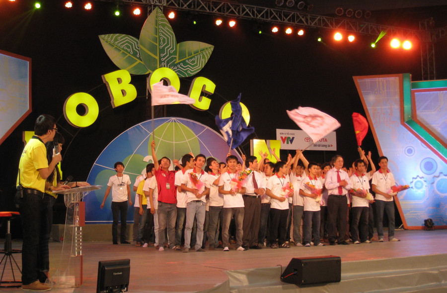 : Ban tổ chức tặng hoa và chúc mừng 7 đội Robocon đại diện khu vực miền Trung – Tây Nguyên tham dự vòng chung kết.