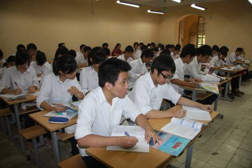 Để chuẩn bị cho kỳ thi tốt nghiệp THPT, học sinh nên bám sát kiến thức trong sách giáo khoa. Ảnh: Thiên Thanh