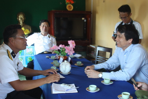 Thứ trưởng Phạm Mạnh Hùng thăm hỏi, động viên chiến sĩ trên đảo. Thứ trưởng Phạm Mạnh Hùng thăm hỏi, động viên chiến sĩ trên đảo.