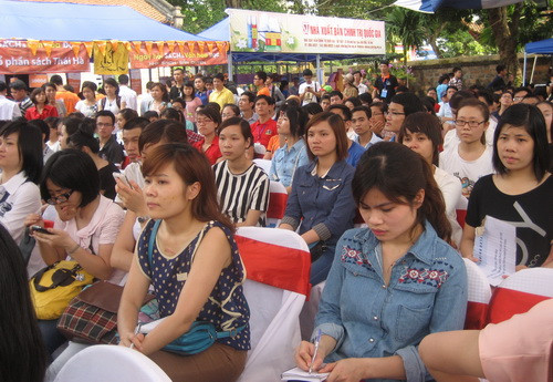 Sân nhà Thái Học – Văn Miếu đông kín người người ngồi chăm chú nghe những chia sẻ, tâm sự của cô giáo, dịch giả Bích Lan Sân nhà Thái Học – Văn Miếu đông kín người người ngồi chăm chú nghe những chia sẻ, tâm sự của cô giáo, dịch giả Bích Lan